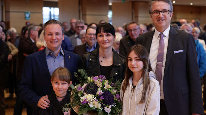 Als strahlender Sieger präsentierte sich Oliver Rastetter (links) am Wahlabend mit seiner Frau Ulrike, seinen Töchtern Annika und Letizia sowie Noch-Bürgermeister Michael Welsche (rechts) in der Stadthalle in Freistett. 