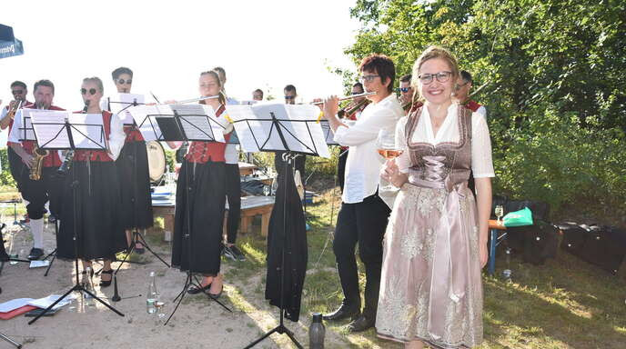 Zur Amtseinführung von Katharina Bruder als Oberkircher Weinprinzessin spielte der Musikverein Haslach an der Hafenlochhütte. Die Weinprinzessin ist selbst im Musikverein aktiv.