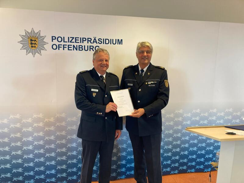 Revierleiter Peter Dieterle wurde offiziell in den Ruhestand verabschiedet. Aus den Händen von Polizeipräsident Reinhard Renter nahm er die Verabschiedungsurkunde entgegen.