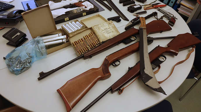 Illegale Waffen, die im Rahmen einer Amnestieregelung im vergangenen Jahr im Kehler Rathaus abgegeben worden sind. Aber auch die Zahl der legalen Waffenbesitzer steigt.