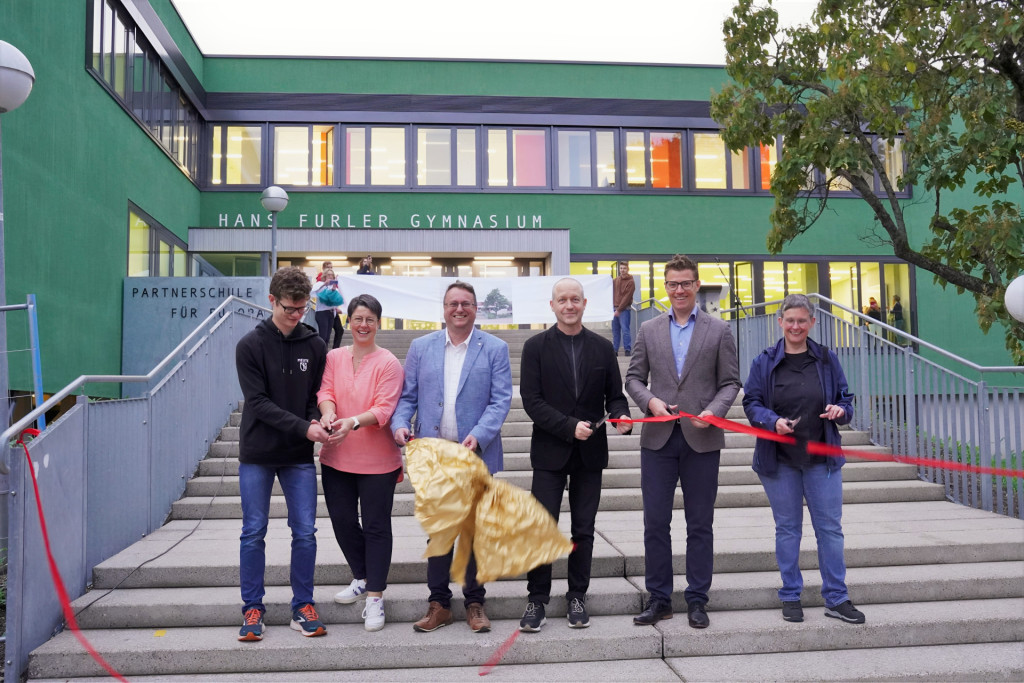 Für die Schülerinnen und Schüler des Hans-Furler-Gymnasiums startete das neue Schuljahr in frisch sanierten Klassenräumen. Den Startschuss gaben (v.l.n.r.) Schülersprecher Felix Braun, Elternbeiratsvorsitzende Nadja Schmiederer, Schulleiter Ingo Kruse, Architekt Julian Assem, Oberbürgermeister Gregor Bühler und Sachgebietsleiterin Stefanie Schmid. 