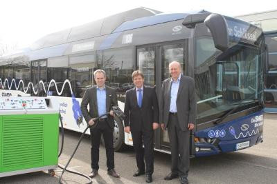 Stephan Wisser (Leiter SWEG-Fachbereich Fahrzeugtechnik), SWEG-Vorstandsvorsitzender Johannes Müller und Günter Maier (Vertrieb Solaris, von links) 