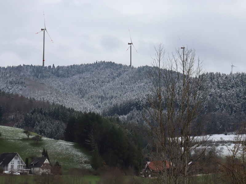 Simulation: So sähe man die drei zusätzlichen Windkraftanlagen am Rappenstein vom Park für alle Sinne aus. Das rechte ist das bestehende Windrad am Pilfer. 