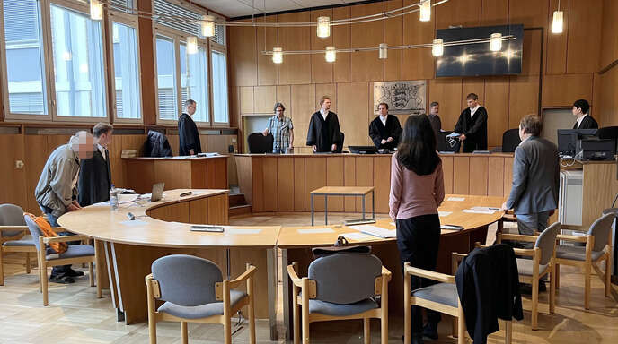 Ein 79 Jahre alter Mann muss sich seit Freitag wegen Totschlags vor dem Landgericht Offenburg verantworten. Er soll seine Frau im Streit erwürgt haben.