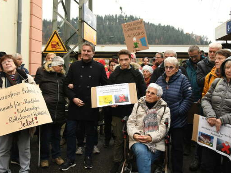 Rund 80 Demonstranten empfingen den Vertreter des Verkehrsministeriums im November vergangenen Jahres, um die Dringlichkeit eines barrierefreien Bahnhofs in Hausach zu unterstreichen. 