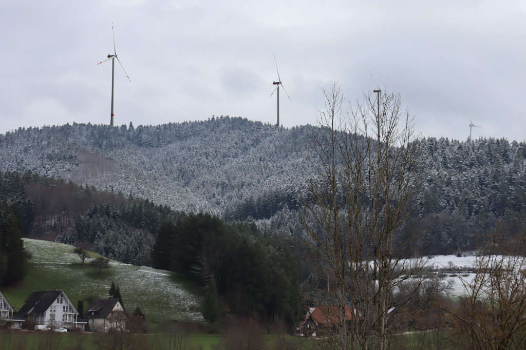 Simulation: So sähe man die drei zusätzlichen Windkraftanlagen am Rappenstein vom Park für alle Sinne aus. Das rechte ist das bestehende Windrad am Pilfer. 