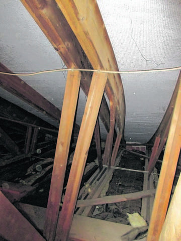 So hatten sich die Dachbalken im Februar 2016 in der Mehrzweckhalle verschoben