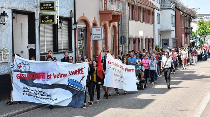Eine von mehreren Aktionen gegen die geplante Schließungen der Kliniken in Kehl, Oberkirch und Ettenheim: Demonstration am 19. Mai in der Kehler Innenstadt.