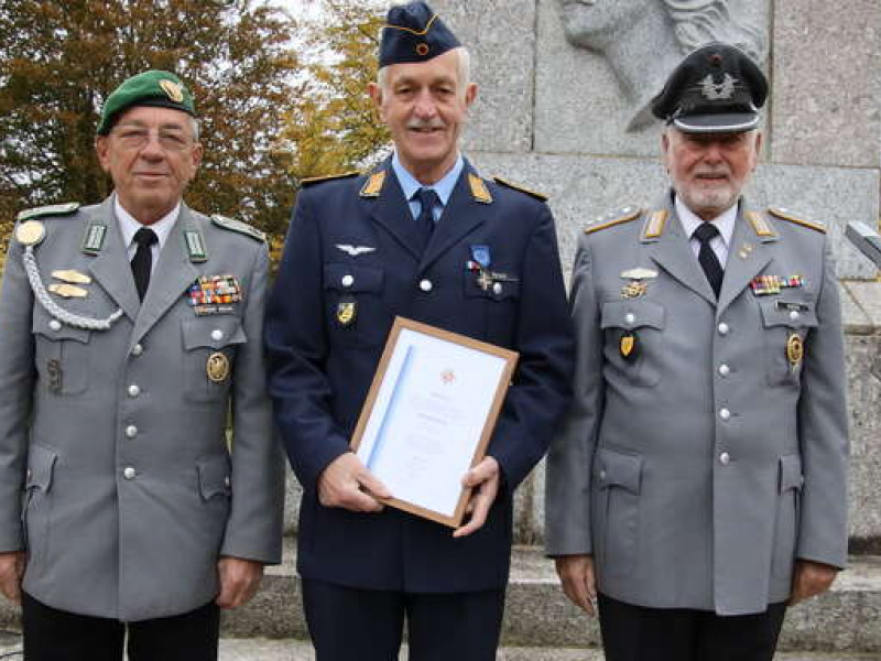 Robert Orzschig (links), Vorsitzender des Reservistenverbands Baden/Südwest, begrüßt ein verstärktes militärisches Training für Reservisten. 