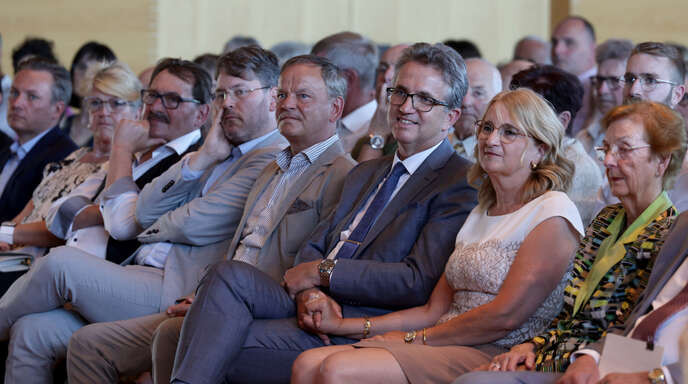  Bürgermeister Michael Welsche (Dritter von rechts) verfolgte mit seiner Frau Eliane in der voll besetzten Stadthalle in Freistett die Ansprachen zu seiner Verabschiedung.   