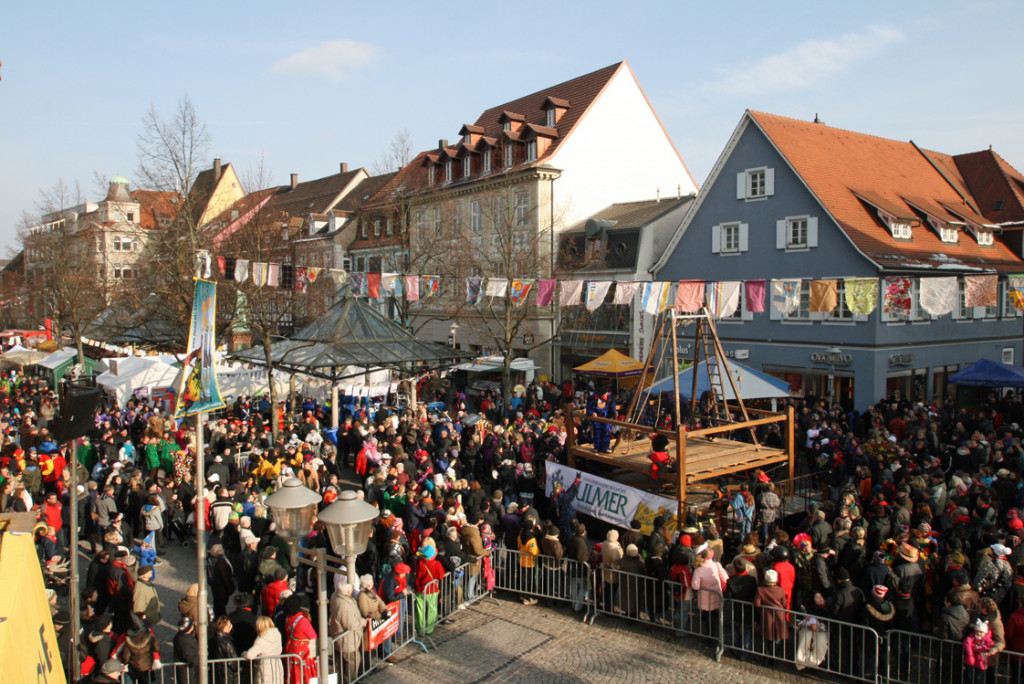 Tausende von Narren bevölkern beim Narrentag die Offenburger Innenstadt.