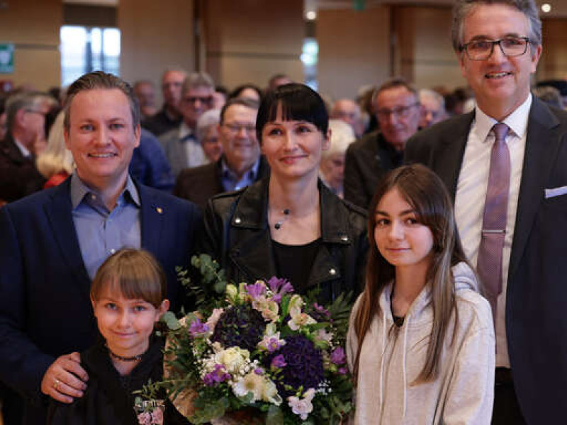 Als strahlender Sieger präsentierte sich Oliver Rastetter (links) am Wahlabend mit seiner Frau Ulrike, seinen Töchtern Annika und Letizia sowie Noch-Bürgermeister Michael Welsche (rechts) in der Stadthalle in Freistett. 