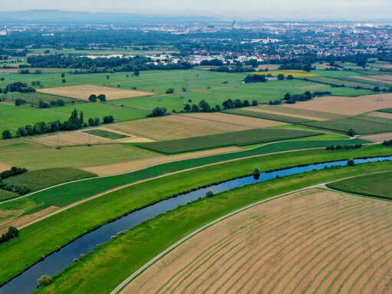 Im Rheinvorland ist die Grundwasser-Situation noch deutlich besser als in der Vorbergzone. Auf dem Foto zu sehen ist die Kinzig mit Kehl und Straßburg im Hintergrund. 