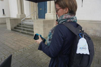 Sophie Rabourdin, eine der 21 Freiwilligen, die sechs Wochen lang mit einem Mikrosensor die Feinstaubbelastung im Ballungsraum Straßburg-Kehl misst.