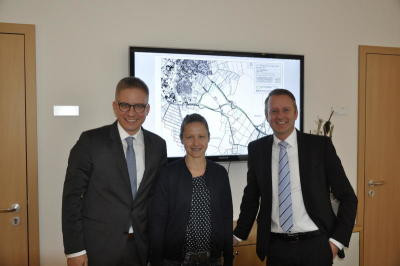 Von links: Rusts Bürgermeister Achim Klare, Melanie Graß, und Ringsheims Bürgermeister Pascal Weber.