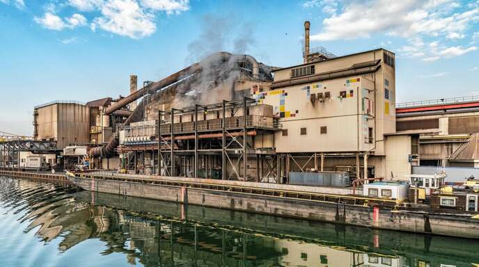 Eine ungeheure Menge an Wärme entsteht bei der Produktion von Stahl bei den Badischen Stahlwerken im Kehler Hafen. In einem ersten Schritt soll zumindest ein Teil der Abwärme genutzt werden, um 4500 Wohnungen in Straßburg zu heizen und mit warmen Wasser zu versorgen