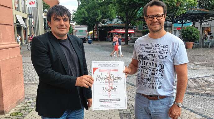 Präsentierten die Sommeraktionen und das neue Offenburg-­T-Shirt: OB Marco Steffens (rechts) und Stadtmarketingchef Stefan Schürlein.