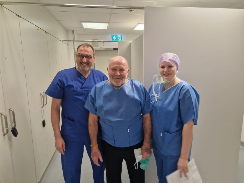 v.l.n.r. Dr. Markus Zoller (Operateur), Willi Braun (erster chirurgisch operativ versorgter Patient im ambulanten OP-Zentrum in Oberkirch), Julia Rest (MFA)