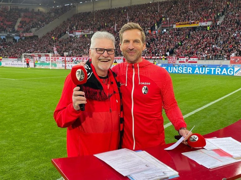 Claus Köhn mit Stadionmoderator Stefan Mayer
