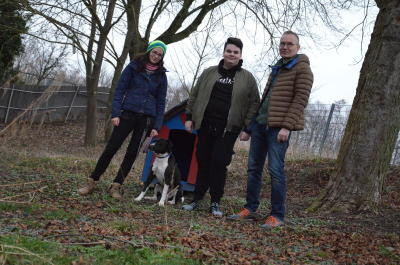 Kehler Tierheim ist gerettet (von links): Tierheimleiterin Daniela Brodmann, Hund "Joker", Tierheim-Retter Ken Woischwill und Hans-Peter Glauner, Vorsitzender des Kehler Tierschutzvereins.