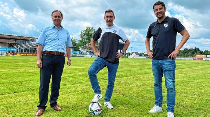 Freuen sich auf die Zusammenarbeit beim SC Sand (von links): Manager Gerald Jungmann, der neue Trainer Matthias Frieböse und Sascha Reiß (sportlicher Leiter). 