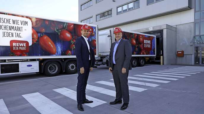 Betriebsleiter Dennis Hutflesz (links) und Andreas Hillmann, Leiter Logistik Rewe Südwest, vor dem Logistikzentrum in Lahr.