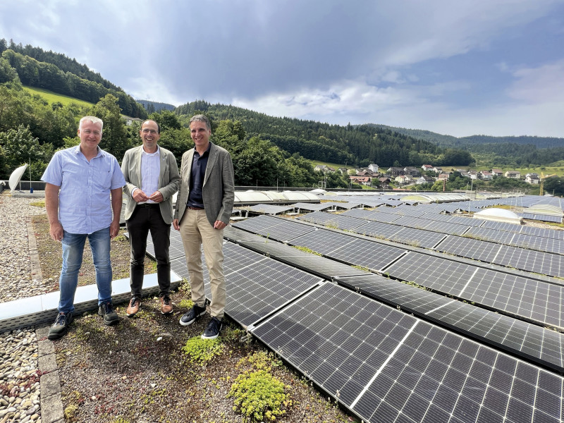 Sie freuen sich über die Fertigstellung der neuen PV-Anlage bei Peterstaler (von links): Technischer Leiter Wolfgang Sum, Bürgermeister Meinrad Baumann und Geschäftsführer Klaus Bähr.