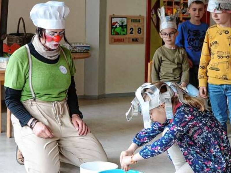 Landwirtin und Clown Christina Schmid war mit dem "Klima-Kochtheater" als Pilotprojekt im Kindergarten Oberwolfach.   