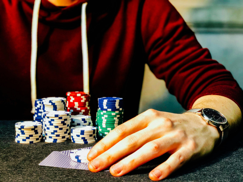 Spieler mit Pokerchips
