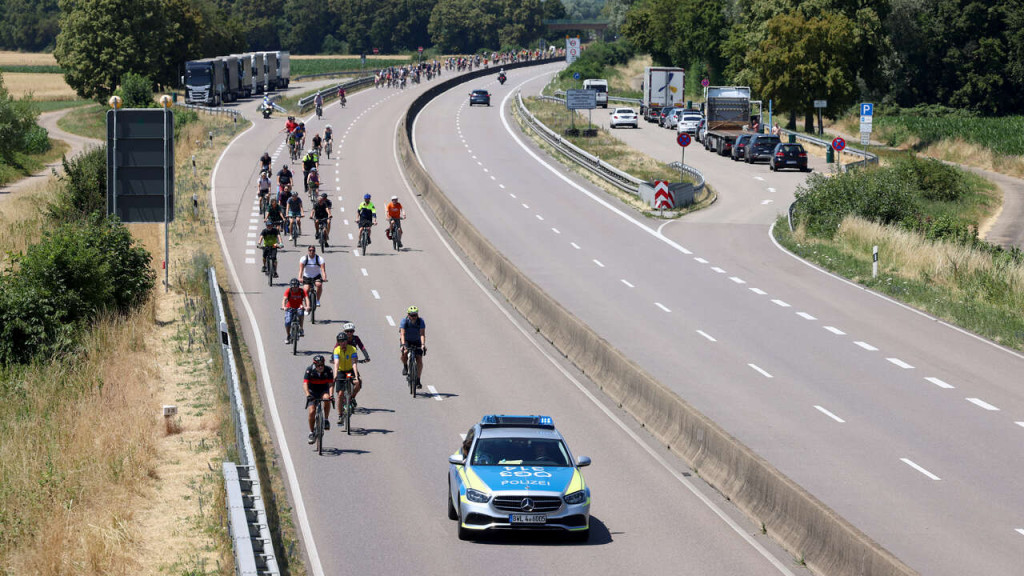 Nach der Auftaktveranstaltung in Straßburg fuhren die Raddemo-Teilnehmer über die B28 in Richtung Offenburg. Die Polizei sperrte die Strecke für Autos