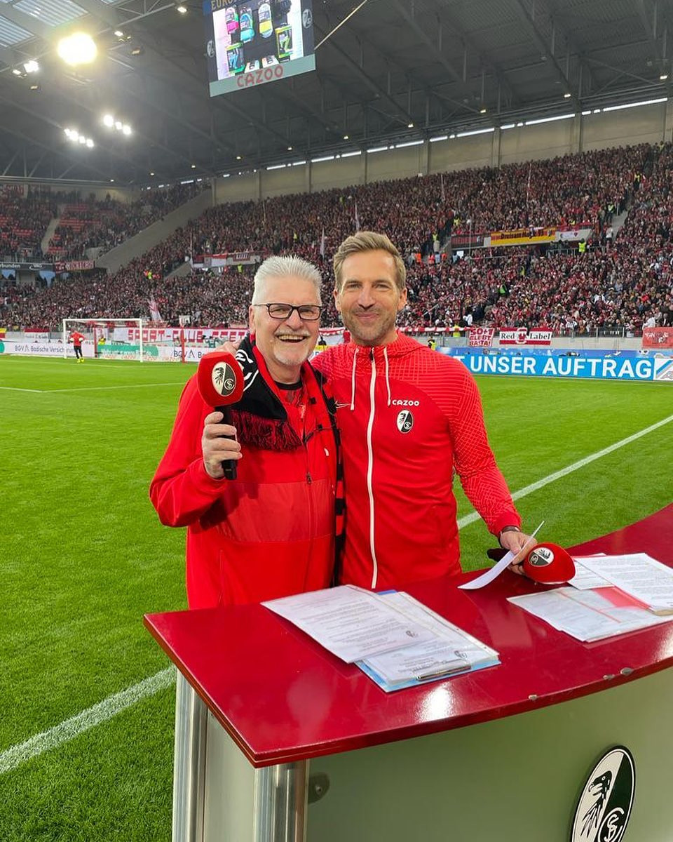 Claus Köhn mit Stadionmoderator Stefan Mayer