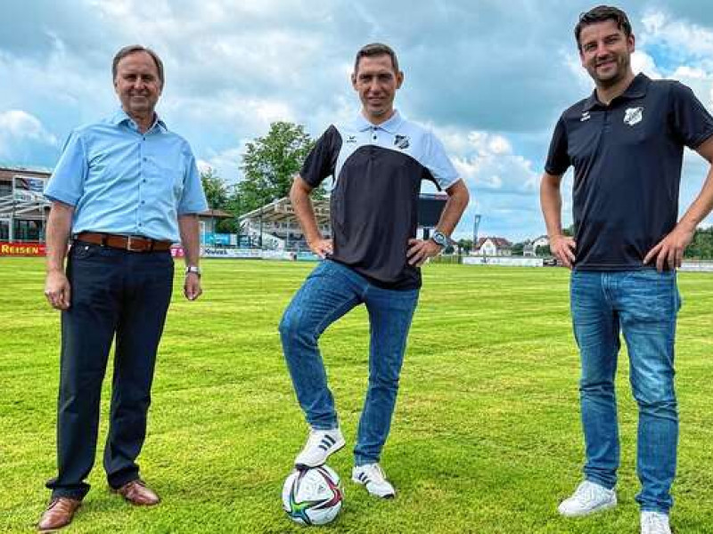 Freuen sich auf die Zusammenarbeit beim SC Sand (von links): Manager Gerald Jungmann, der neue Trainer Matthias Frieböse und Sascha Reiß (sportlicher Leiter). 