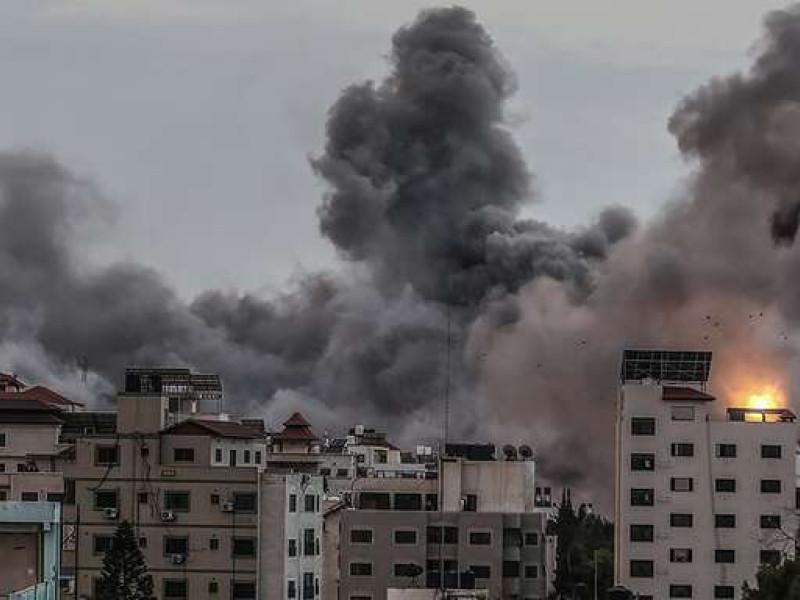 Rauch steigt nach einem israelischen Luftangriff über Gaza auf