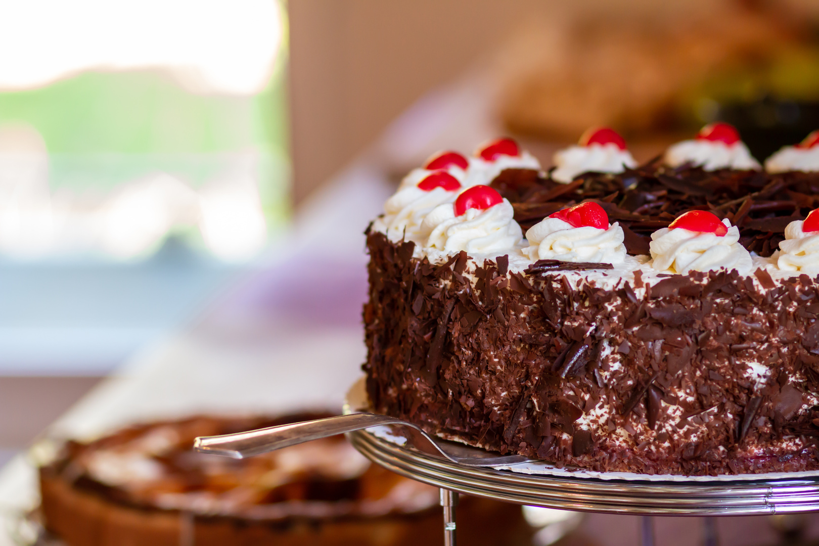 Seitenansicht einer Schwarzwälder Kirschtorte