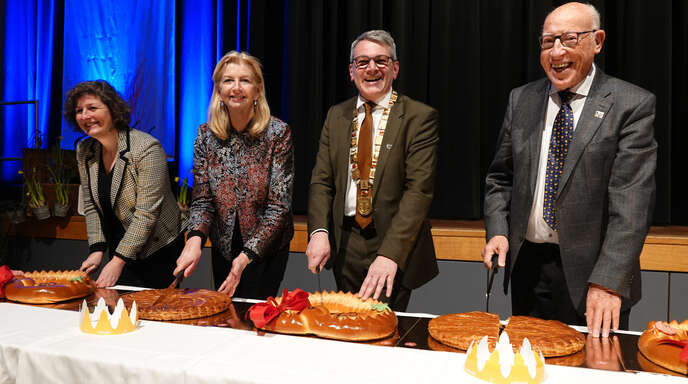 Anschneiden der Neujahrsbrezeln beim Neujahrsempfang der Stadtverwaltung Kehl (von links): Straßburgs Oberbürgermeisterin Jeanne Barseghian, Pia Imbs, Präsidentin der Eurométropole, Kehls Oberbürgermeister Wolfram Britz und Alt-Stadtrat Karlheinz Axt (FDP), der am Montag seinen 87. Geburtstag feierte. 