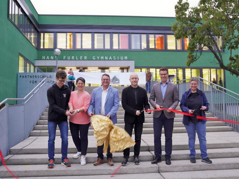 Für die Schülerinnen und Schüler des Hans-Furler-Gymnasiums startete das neue Schuljahr in frisch sanierten Klassenräumen. Den Startschuss gaben (v.l.n.r.) Schülersprecher Felix Braun, Elternbeiratsvorsitzende Nadja Schmiederer, Schulleiter Ingo Kruse, Architekt Julian Assem, Oberbürgermeister Gregor Bühler und Sachgebietsleiterin Stefanie Schmid. 