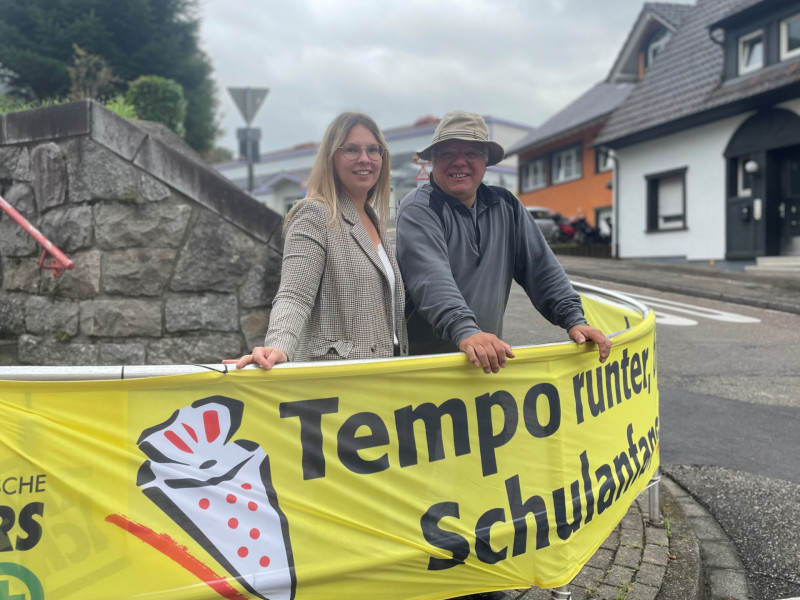 Tempo runter, bitte - Schulanfang! - darauf weisen Lea Wie-land, vom Ordnungsamt Kappelrodeck gemeinsam mit dem Hausmeister der Schlossbergschule Thomas Arndt hin.