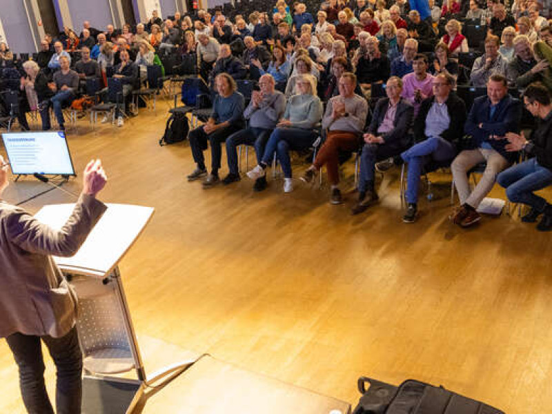 Oberbürgermeister Wolfram Britz begrüßte bei der Bürgerversammlung am Montagabend in der Stadthalle mehr als 400 Einwohner aus der Kernstadt und Sundheim.  