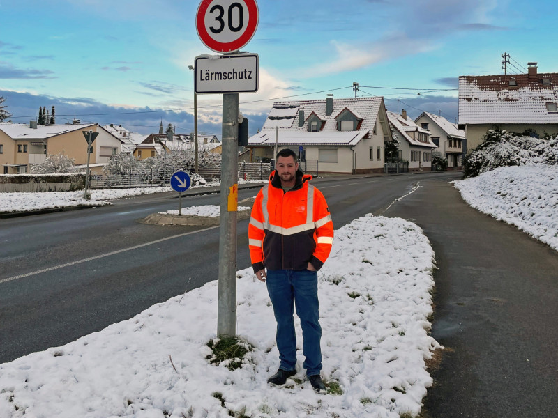 Pirmin Huber von der Straßenmeisterei des Ortenaukreises montiert aktuell die Tempo-30-Schilder.