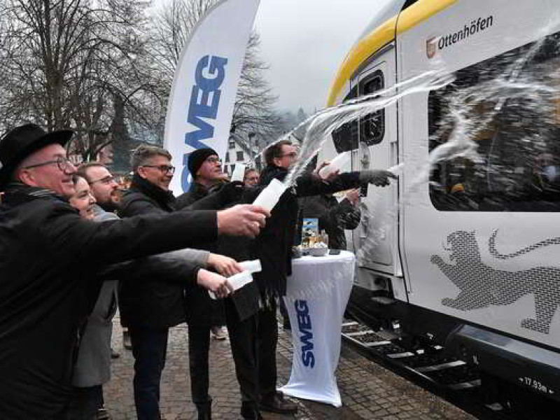 Schwungvoll tauften (von links) Bürgermeister Hans-Jürgen Decker, Stefanie Dörfler (Leiterin Amt für Straßenverkehr), MdB Martin Gassner-Herz (FDP), MdL Bernd Mettenleiter (Grüne), Ministerialdirektor Berthold Frieß und Tobias Harms (Vorstandsvorsitzender SWEG) das Zugfahrzeug Mireo Plus B auf den Namen „Ottenhöfen“. 