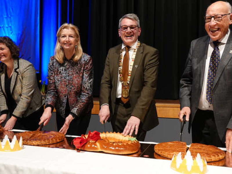 Anschneiden der Neujahrsbrezeln beim Neujahrsempfang der Stadtverwaltung Kehl (von links): Straßburgs Oberbürgermeisterin Jeanne Barseghian, Pia Imbs, Präsidentin der Eurométropole, Kehls Oberbürgermeister Wolfram Britz und Alt-Stadtrat Karlheinz Axt (FDP), der am Montag seinen 87. Geburtstag feierte. 