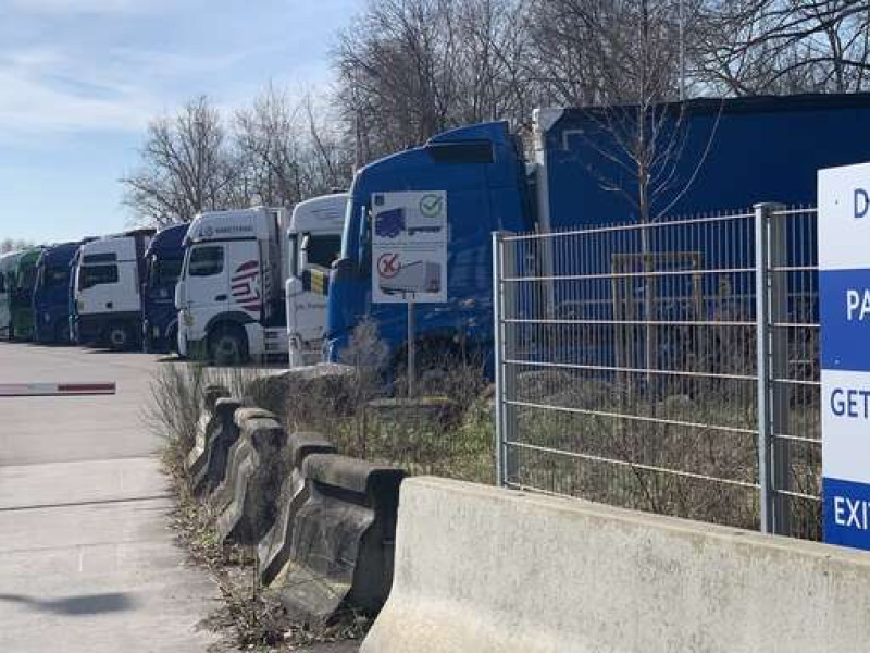 Auf dem Eurorastpark in Achern (Foto) gelang mutmaßlich einer professionellen Bande ein Coup: Aus einem gezielt ausgesuchten Lkw wurden Apple-Geräte im Gesamtwert von 480.000 Euro gestohlen.